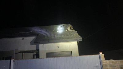 Пошкоджені будинки та авто: на Київщині фіксують наслідки обстрілів Пошкоджені будинки та авто: на Київщині фіксують наслідки обстрілів