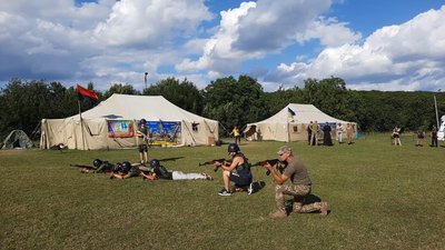 Викладач у таборі "Подільська Січ" проводить заняття з військово-тактичної підготовки. Викладач у таборі "Подільська Січ" проводить заняття з військово-тактичної підготовки.