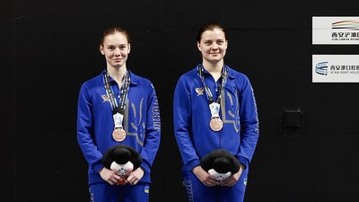 Українські стрибунки у воду Ксенія Байло і Софія Лискун на подіумі Кубка світу-2024.
