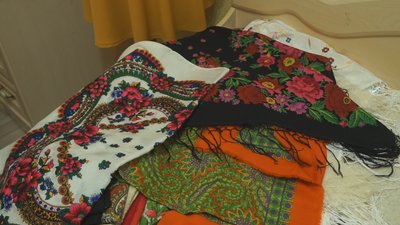 "Це сучасно і круто": вінничанка дає друге життя старовинним бабусиним хусткам "Це сучасно і круто": вінничанка дає друге життя старовинним бабусиним хусткам