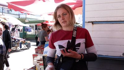 Херсонські помідори та полуниця з Греції: скільки коштують овочі та фрукти на ринку у Чернігові