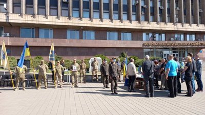 На Майдані Героїв у Запоріжжі прощались з бійцем полку "Азов"