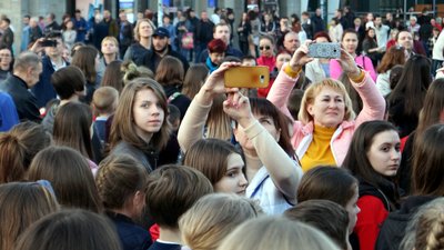 У Дніпрі відзначили День Державного Гімну масовим виконанням його на площі (ФОТО) У Дніпрі відзначили День Державного Гімну масовим виконанням його на площі (ФОТО)