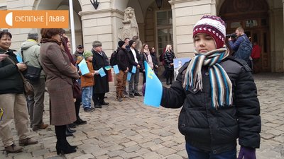 У Львові урочисто підняли прапор кримських татар У Львові урочисто підняли прапор кримських татар