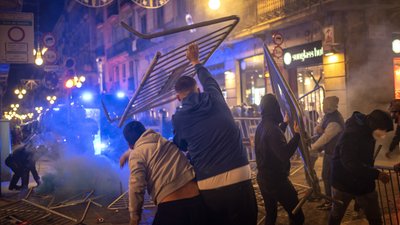 У Барселоні антикарантинні протести закінчилися сутичками з поліцією, є затримані У Барселоні антикарантинні протести закінчилися сутичками з поліцією, є затримані