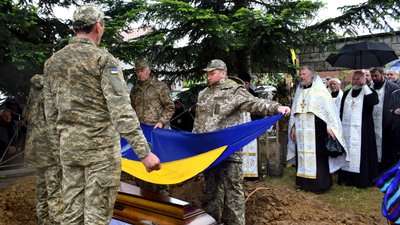 На Закарпатті попрощалися із полеглим захисником Артемом Песиком На Закарпатті попрощалися із полеглим захисником Артемом Песиком