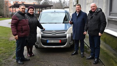 Гуманітарна допомога на Чернігівщині: латвійські партнери передали Ніжину автомобіль 