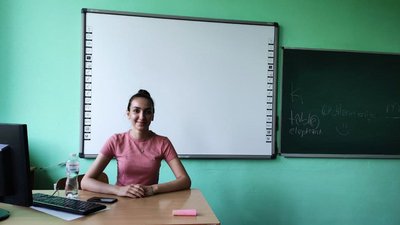У школі на Тернопільщині волонтерка з Туреччини навчає англійської мови