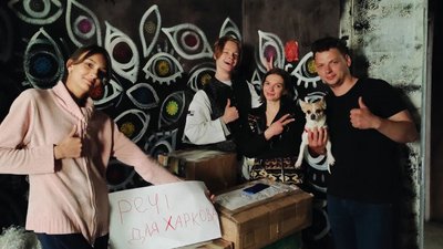 В артпросторі також діє гуманітарний штаб, в якому збирають допомогу для людей, що постраждали від війни