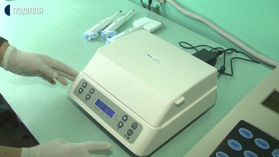 Нове устаткування для лабораторії не лише здешевлює проведення досліджень , а й дозволяє їх робити у самій лікарні. Фото: Суспільне. Поділля. Нове устаткування для лабораторії не лише здешевлює проведення досліджень , а й дозволяє їх робити у самій лікарні. Фото: Суспільне. Поділля.