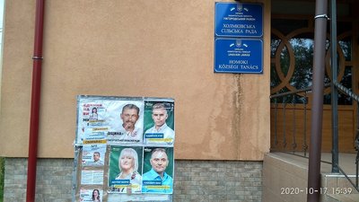 Агітація в Ужгороді: ремонт подвір’я, пряники та лавиці із символікою партії Агітація в Ужгороді: ремонт подвір’я, пряники та лавиці із символікою партії