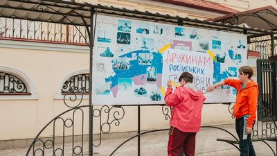 Під колишнє консульство РФ у Харкові принесли валізу "дружинам російських ґвалтівників" Під колишнє консульство РФ у Харкові принесли валізу "дружинам російських ґвалтівників"