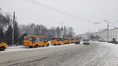 Маршрутки перевізник поставив навпроти міськради Маршрутки перевізник поставив навпроти міськради