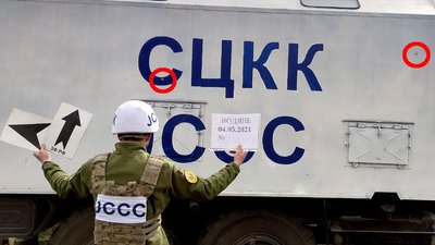 Інспектор документує наслідки нападу російськими бойовиками, фото: ТКГ