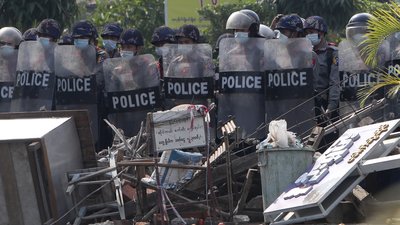 "Боявся, що мене змусять вбивати": поліцейські втекли з М'янми, аби не стріляти в протестувальників