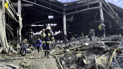 “Прийшов “руській мир” та ми принесемо добро” — як рятувальники розгрібають завали складу у Броварах “Прийшов “руській мир” та ми принесемо добро” — як рятувальники розгрібають завали складу у Броварах
