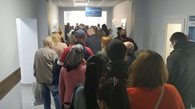 У Луцьку – черга до одного з пунктів вакцинації. Що кажуть медики