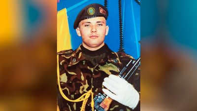 На Чернігівщині попрощалися з трьома військовими ЗСУ, які загинули під час виконання бойових завдань На Чернігівщині попрощалися з трьома військовими ЗСУ, які загинули під час виконання бойових завдань