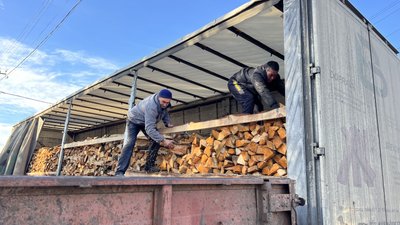 Чоловіки вивантажують дрова, 28 грудня 2023 року Чоловіки вивантажують дрова, 28 грудня 2023 року