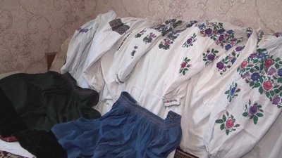 Буденні, святкові, траурні — колекція вишитих сорочок вінничанки Олени Савенко