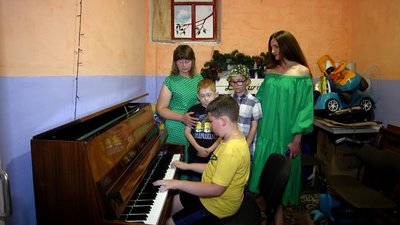 Житомирянка подарувала піаніно хлопчику з Луганщини, музичний інструмент якого лишився в окупованій Попасній