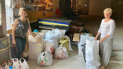 Галина Батюк і Світлана Картуш сортують пластик Галина Батюк і Світлана Картуш сортують пластик