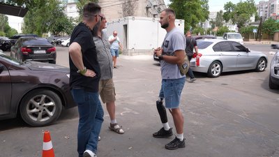 Ветеран Назар Скиба спілкується з автоінструктором та юристом МГО Ветеран Назар Скиба спілкується з автоінструктором та юристом МГО