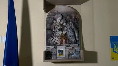 "Ікона пам’яті". У Дніпрі встановили барельєф пам'яті загиблих воїнів