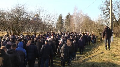 На прощанні з Оксаною у її рідному селі Грим’ячка зібралося близько трьохсот осіб. На прощанні з Оксаною у її рідному селі Грим’ячка зібралося близько трьохсот осіб.