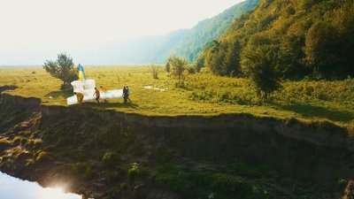 Прикарпатці пропливли по Дністру на кораблі із пластикових пляшок Прикарпатці пропливли по Дністру на кораблі із пластикових пляшок