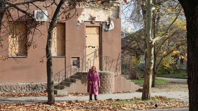 Херсон, осінь, обстріли, будинок, жінка, вулиця