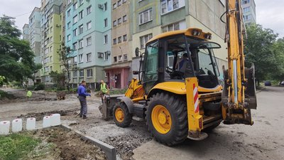 У Полтаві роблять ремонт дворових проїздів У Полтаві роблять ремонт дворових проїздів