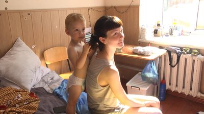 Олені з маленьким сином комфортно в хмельницькій школі і їхати звідти вона не хоче. Олені з маленьким сином комфортно в хмельницькій школі і їхати звідти вона не хоче.
