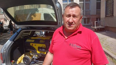 Без світла та газу. Волонтери передали жителям Херсона допомогу Без світла та газу. Волонтери передали жителям Херсона допомогу