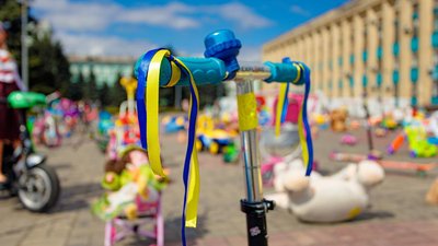 “Спустошені подвір’я”. На Дніпропетровщині провели акцію, присвячену загиблим у війні дітям “Спустошені подвір’я”. На Дніпропетровщині провели акцію, присвячену загиблим у війні дітям