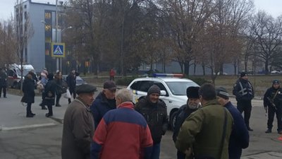 У Бахмуті "замінували" суд, де мали розглядати справу підозрюваного у вбивстві волонтера У Бахмуті "замінували" суд, де мали розглядати справу підозрюваного у вбивстві волонтера