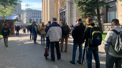 Укрпошта починає продаж нової марки із російським військовим кораблем. Під Головпоштамтом від ранку черга Укрпошта починає продаж нової марки із російським військовим кораблем. Під Головпоштамтом від ранку черга