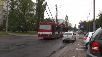 Франківськ після буревію: розчищають парки, лагодять дахи Франківськ після буревію: розчищають парки, лагодять дахи