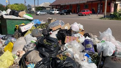 У Прилуках два дні не вивозили сміття із контейнерних майданчиків: що кажуть комунальники У Прилуках два дні не вивозили сміття із контейнерних майданчиків: що кажуть комунальники