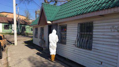 У Ромнах на Сумщині дезинфікували громадські місця в районі, де мешкають хворі на коронавірус У Ромнах на Сумщині дезинфікували громадські місця в районі, де мешкають хворі на коронавірус