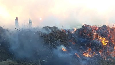Наслідки обстрілів. Миколаївські рятувальники ліквідували пожежу Наслідки обстрілів. Миколаївські рятувальники ліквідували пожежу