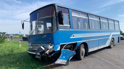 На Полтавщині легковик зіткнувся із автобусом На Полтавщині легковик зіткнувся із автобусом