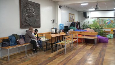 “Ми живемо однією сім’єю майже рік”. Понад 140 переселенців прихистили в школі-інтернаті у Запоріжжі “Ми живемо однією сім’єю майже рік”. Понад 140 переселенців прихистили в школі-інтернаті у Запоріжжі