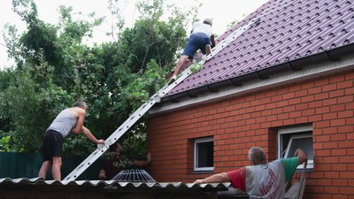 Жителі села в Одеській області відновлюють будинки після ракетної атаки Росії. ФОТО Жителі села в Одеській області відновлюють будинки після ракетної атаки Росії. ФОТО