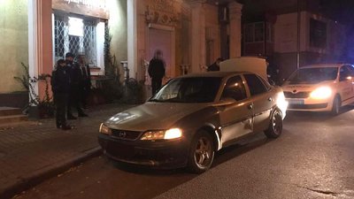 У Рівному затримали чоловіків, які псували агітаційні куби кандидатів У Рівному затримали чоловіків, які псували агітаційні куби кандидатів