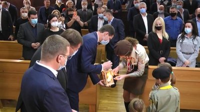 Франківські пластуни принесли на сесію облради Вифлеємський вогонь