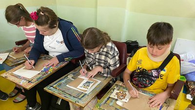 Грали на барабанах та розмальовували мурал: у Вінниці пройшов мистецький проєкт "Берег єднання" Грали на барабанах та розмальовували мурал: у Вінниці пройшов мистецький проєкт "Берег єднання"