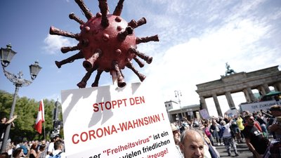 У Берліні поліція зупинила марш проти карантину, на який вийшло 18 тисяч людей