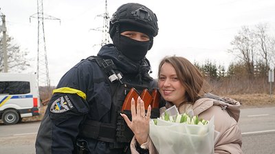 У Тернополі на блокпосту поліцейський освідчився своїй дівчині У Тернополі на блокпосту поліцейський освідчився своїй дівчині