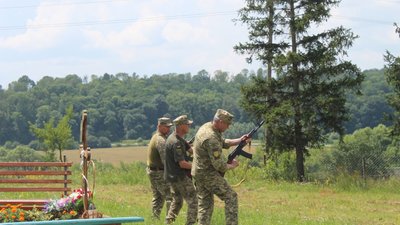 Поховали бійця під постріли почесної варти Поховали бійця під постріли почесної варти